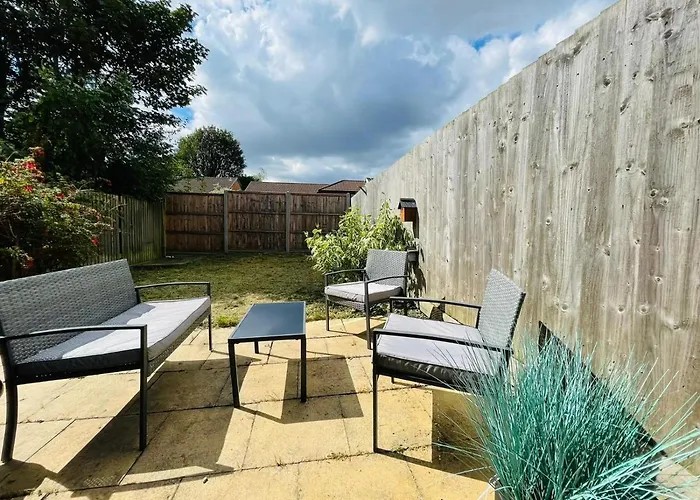 Lovely 4 Bed, Family & Contractors Luton Airport & M1 By Properties2You
