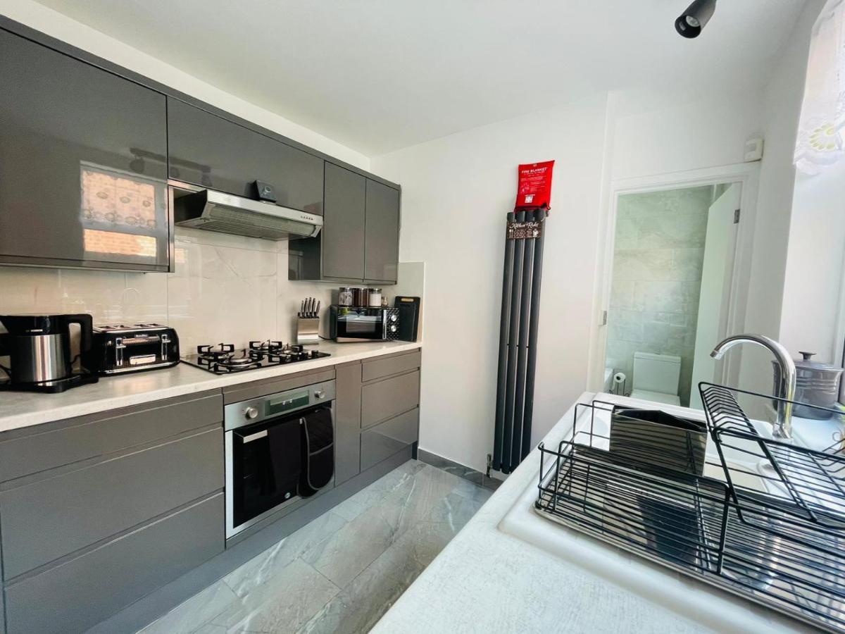 Lovely 4 Bed, Family & Contractors Luton Airport & M1 By Properties2you Holiday home Luton (Bedfordshire)
