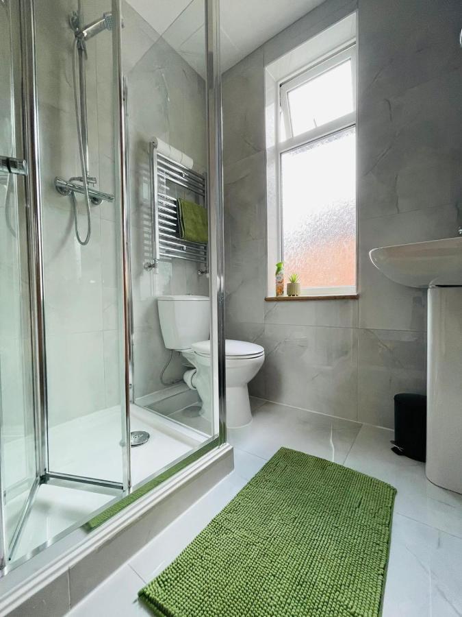 Holiday home Lovely 4 Bed, Family & Contractors Luton Airport & M1 By Properties2you Luton (Bedfordshire)