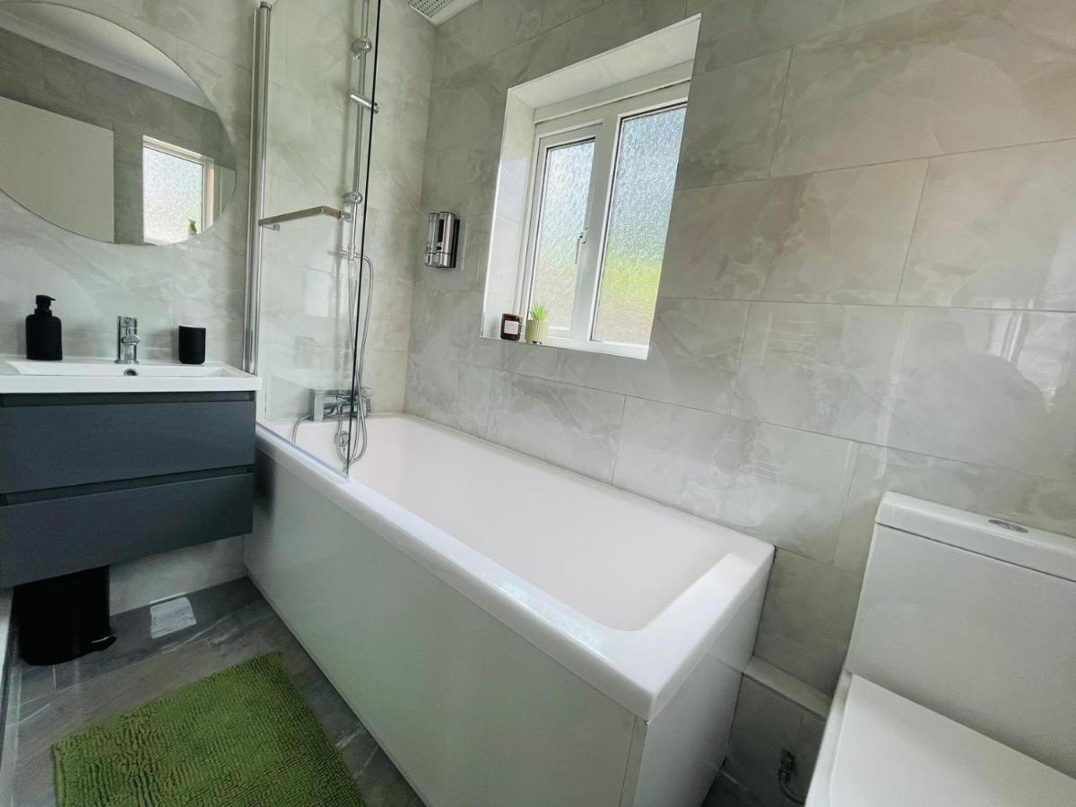 Lovely 4 Bed, Family & Contractors Luton Airport & M1 By Properties2you Luton (Bedfordshire)