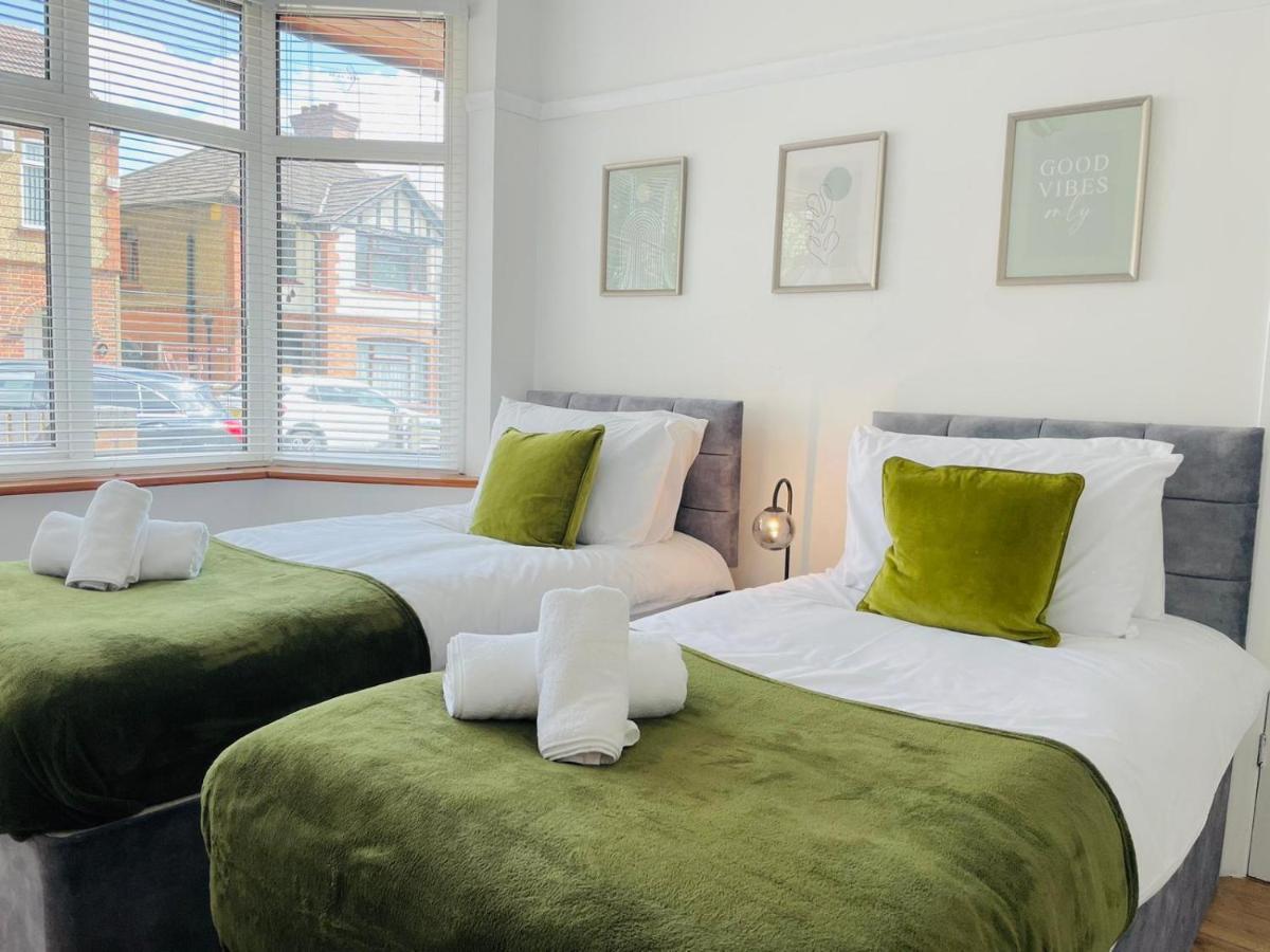 Holiday home Lovely 4 Bed, Family & Contractors Luton Airport & M1 By Properties2you *